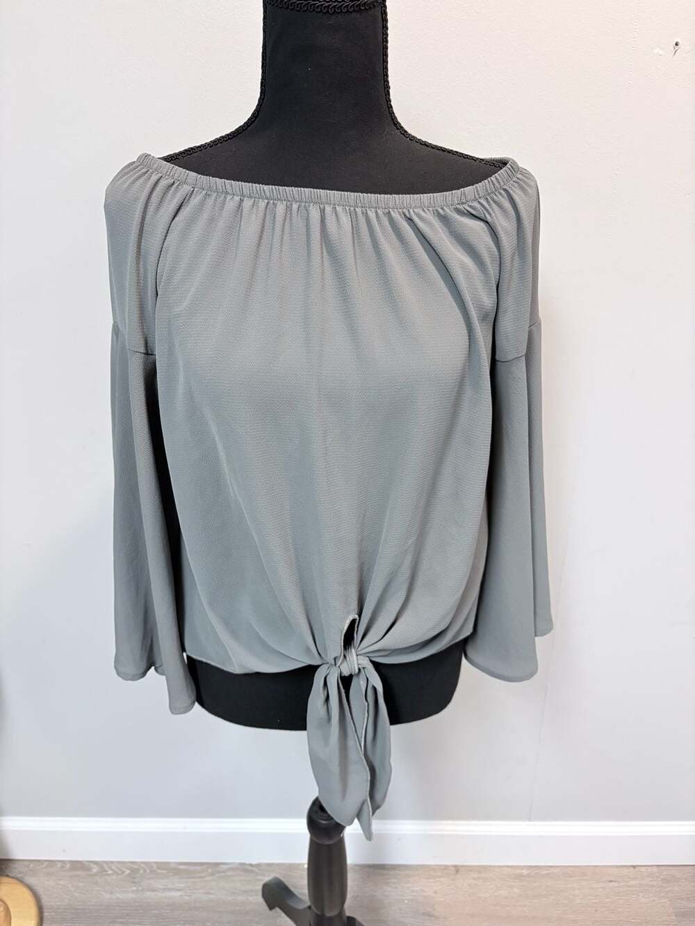 VICI Grey Off-The-Shoulder Tie Front Bell Sleeve Top Size Extra Small